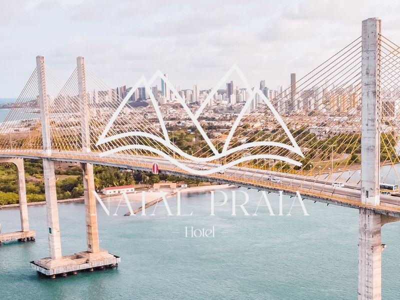 Logotipo do Natal Praia Hotel sobre a ponte de Natal